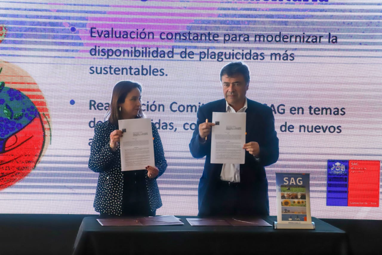 Ministerio de Agricultura anuncia prohibición de uso de cuatro plaguicidas y presenta nuevo plan de trabajo para mejorar la regulación de agroquímicos en Chile