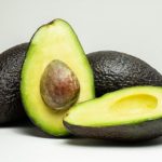 Con edición genética desarrollan palta que no se oxida tras cortarla