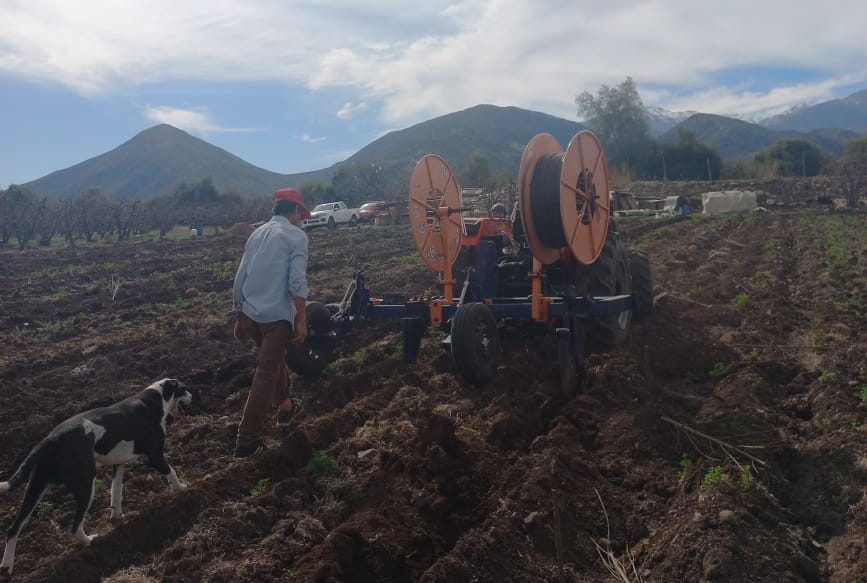 INSTALAN NOVEDOSO SISTEMA DE RIEGO SUBTERRÁNEO PARA ENFRENTAR SEQUÍA EN SAN ESTEBAN